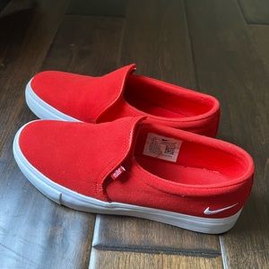 🔥 Free Shipping! Nike women’s slip-on, red